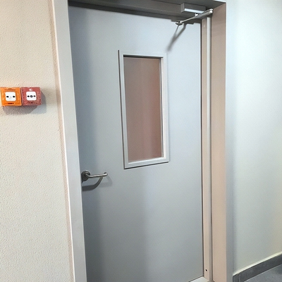 Дверь со стеклом и доводчиком Дверь со стеклом и доводчиком